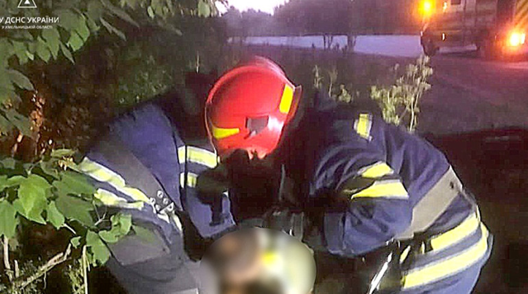 Ранкова аварія на Старокостянтинівщині: травмованого діставали рятувальники