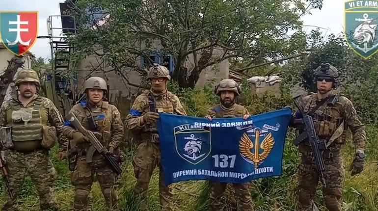 Російські солдати намагаються повернути деокуповану Макарівку, застосовуючи авіацію. Відео