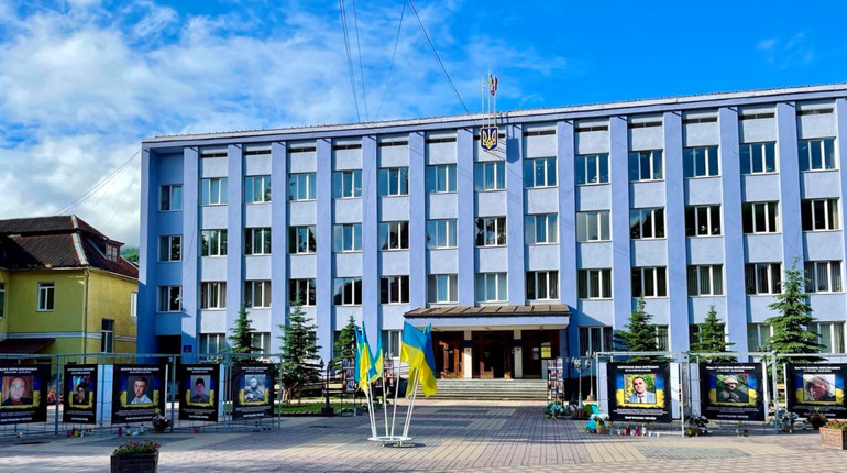 У Рахівській громаді облаштували Алею слави Героїв. Фото
