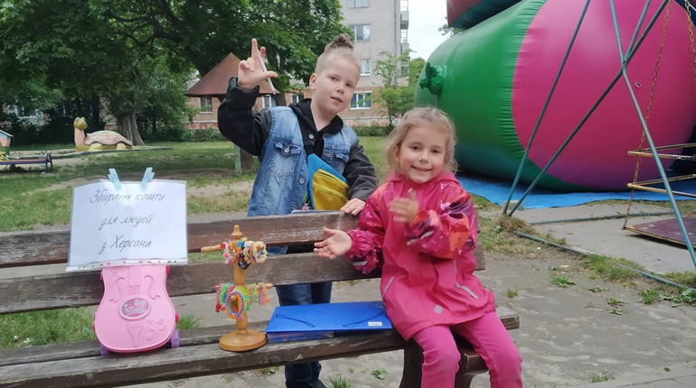 У Шостці діти збирають гроші на допомогу жителям Херсону, продаючи власноруч виготовлені браслети