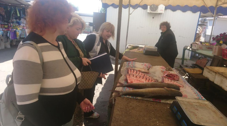На Красноградщині після підриву Каховської ГЕС посилили перевірки риби на ринку