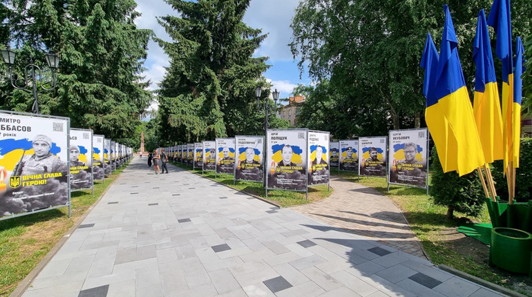 Алея пам'яті та стенд пам’яті випускників: у Звягелі вшановують героїв