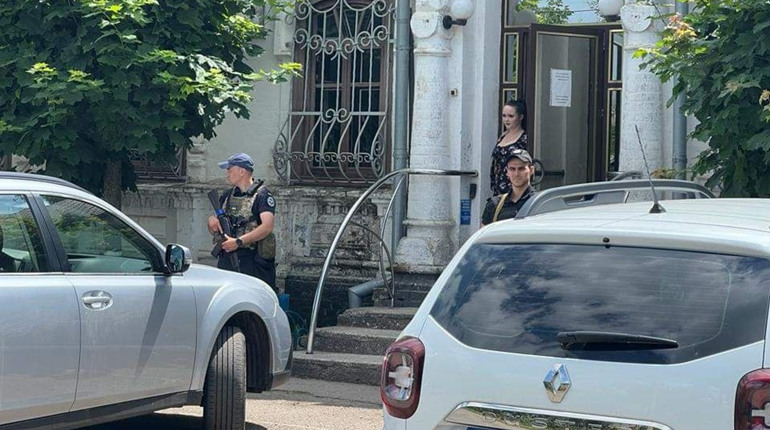 У Смілі судові охоронці врятували чоловіка