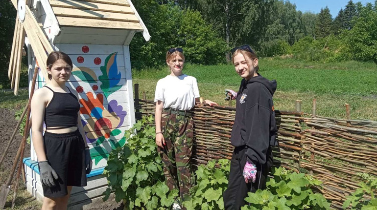 Біля етносадиби в Березі висадили патріотичну клумбу. Що відомо