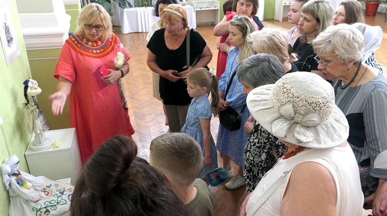 Відображають наше життя під час війни: в Глухові відкрили виставку ляльок з різних куточків України