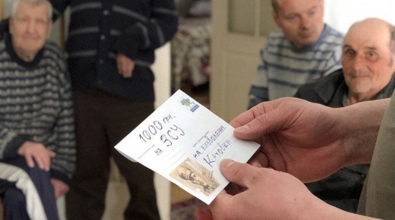 Задонатила з пенсії: мешканка будинку милосердя передала кошти на звільнення рідного міста