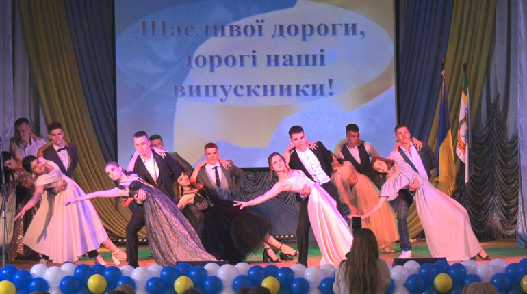 У Тростянці відбувся випускний одинадцятикласників та нагородження медалістів. Фоторепортаж