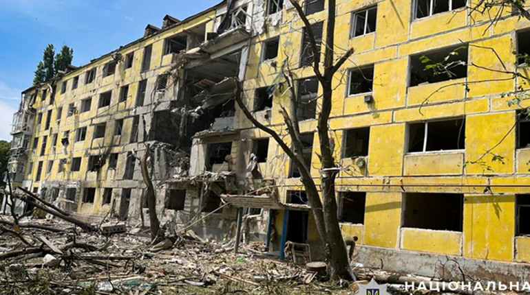 Наслідки ворожих влучань на Оріхівщині: зайнялась пожежа в житловому будинку