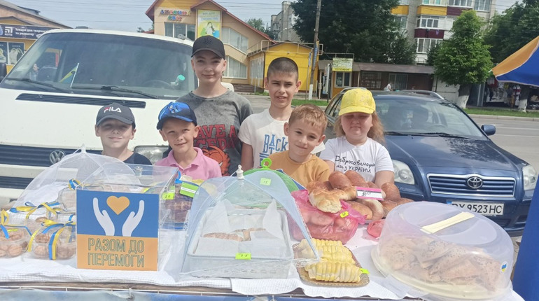 Великі справи маленькими руками: старокостянтинівські діти-волонтери знову вийшли ярмаркувати