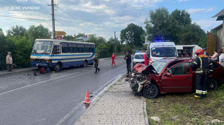 У Великих Мостах зіткнулися рейсовий автобус і автівка, травми отримали дві особи
