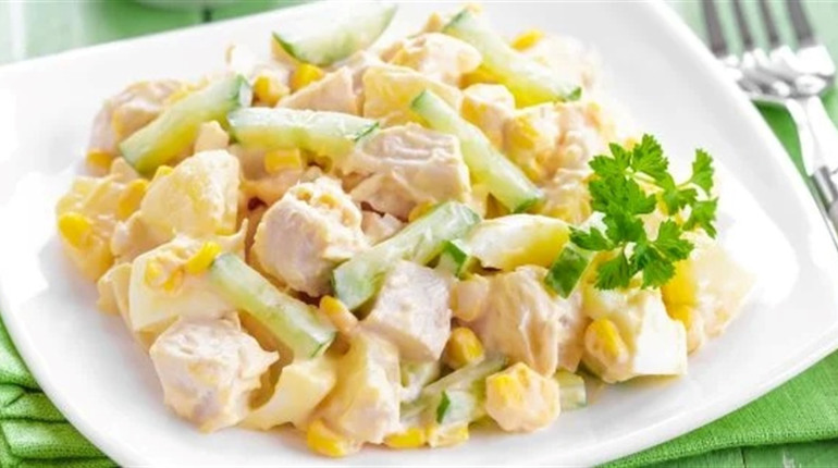 Смачний салат з куркою та ананасом