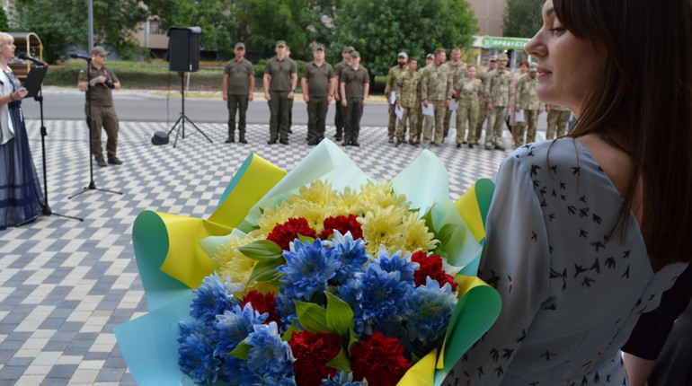 В Южноукраїнську відзначили День Конституції на оновленій площі перед мерією. Репортаж