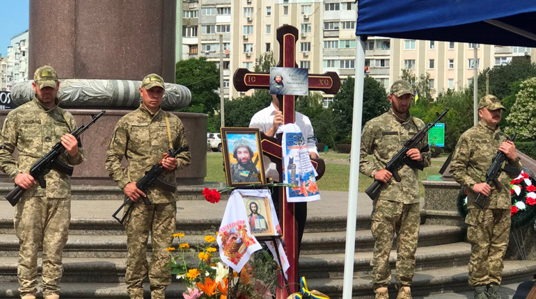 В Южному провели в останню путь загиблого воїна (ФОТО)