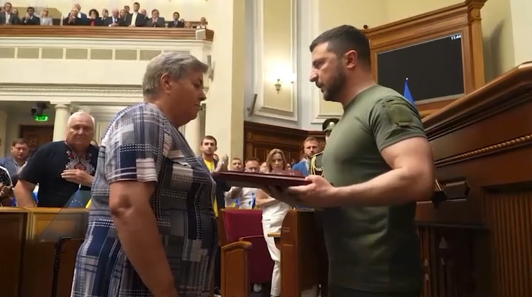 За знищення техніки під Києвом: мати загиблого бійця з Сарн отримала нагороду у Верховній Раді