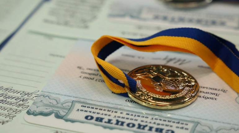 Підсумки навчального року у школах Луганщини. Кількість медалістів і тих, хто набрав 200 балів у НМТ