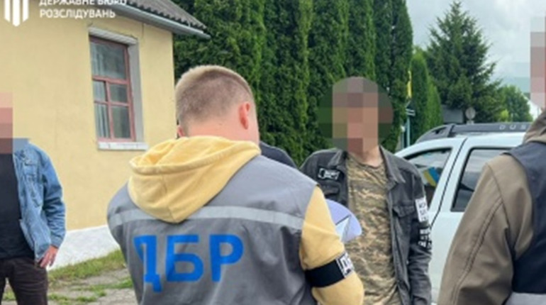 На Сумщині затримали правоохоронця, який допомагав контрабандистам доставляти цигарки до рф