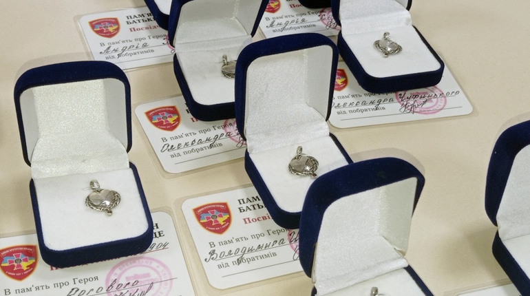 «Батьківське серце». Діти загиблих захисників з Менщини отримали обереги