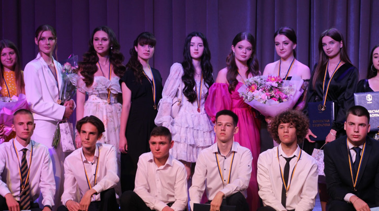 У Гадячі відбулася церемонія нагородження випускників, які досягли високих досягнень у навчанні