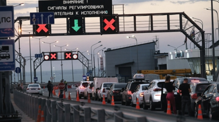 росіяни посилили перевірки машин, які їхатимуть по Керченському мосту: черги по 7 км