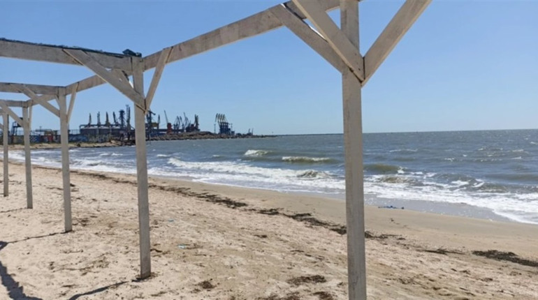 Окупанти прибирали на пустих пляжах Генічеська та запрошували там відпочити