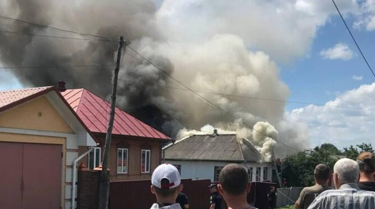 Згоріло три автомобілі, пошкоджено будівлі... Пожежа в Ніжині
