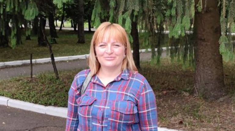 Мешканка Волноваського району безоплатно опанувала професію автомеханіка. Як зареєструватися на курс