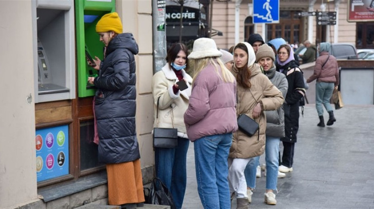 Затримують виплати переселенцям? Куди дзвонити та звертатися, якщо гроші не приходять понад місяць