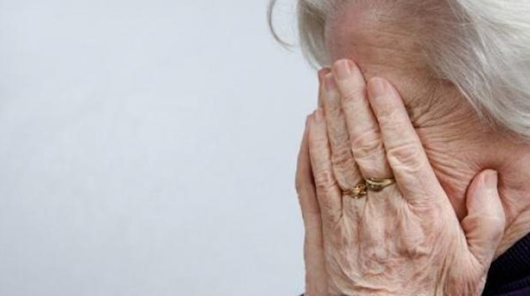 У НІЖИНІ 81-РІЧНА ЖІНКА ВТРАТИЛА ЧЕРЕЗ ШАХРАЇВ МАЙЖЕ 100 ТИСЯЧ ГРИВЕНЬ