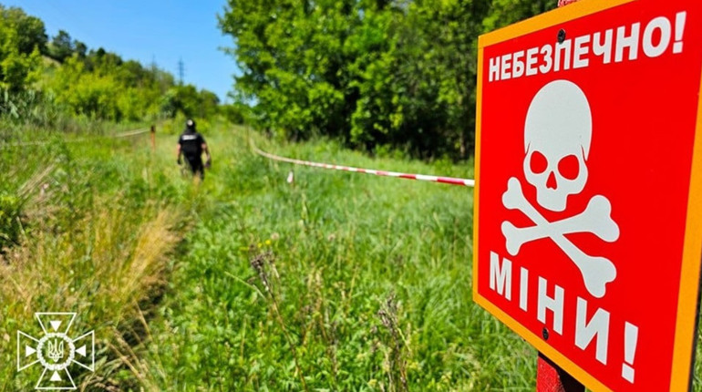 Рятувальники Луганщини запрошують на роботу до частини піротехнічних робіт. Список вакансій