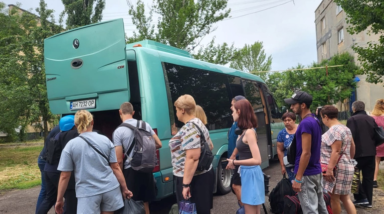 Усвідомили небезпеку: майже три десятки людей сьогодні виїхали із Торецької громади