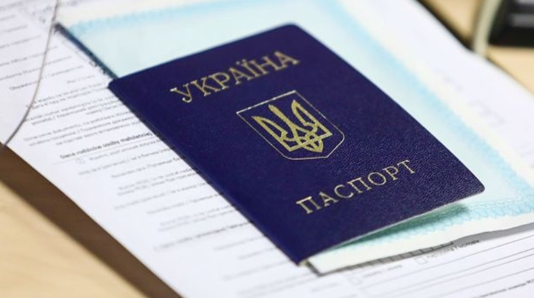 Знову потрібно вклеювати фотографію в паспорт: терміни та ціни