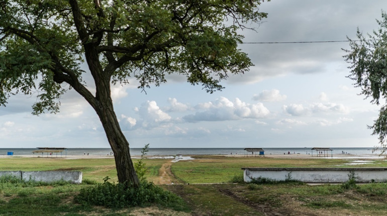 У Скадовську окупанти продовжують окопуватися на березі моря