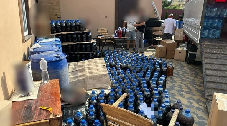На Київщині припинили діяльність цеху, який виготовляв фальсифікований алкоголь і сигарети
