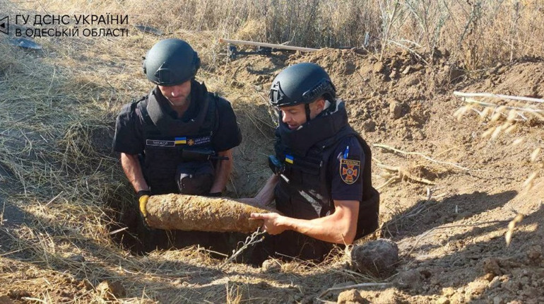 На Одещині в землі знайшли 37 артснарядів Другої світової війни: сапери їх знищили (фото, відео)
