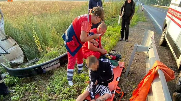 Поблизу П'ятихаток водій мікроавтобуса потрапив у ДТП. Обійшлося без жертв