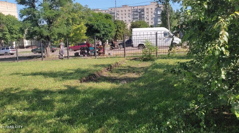 Хто у Первомайську проти меморіалу дітям, вбитим росіянами. Історія пам'ятника, забутого на складі