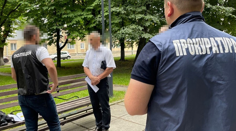 42 тисячі гривень «відкату» за отримання коштів місцевого бюджету: затримали двох посадовців