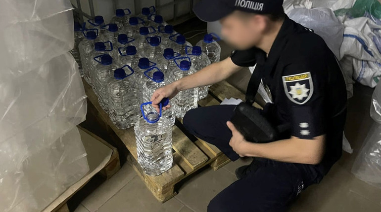 Майже 200 літрів фальсифікованого алкоголю вилучили з крамниці поліцеські на Чернігівщині