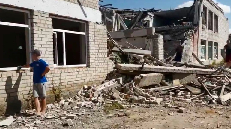 У Давидовому Броді гуртом розбирають завали зруйнованої окупантами школи, бо там збудують нову