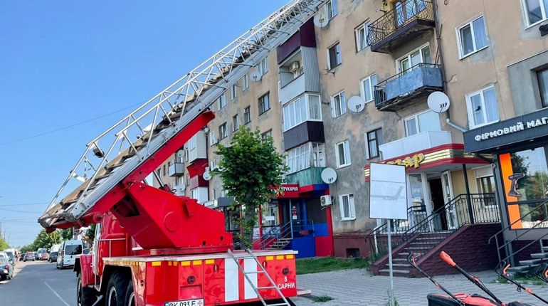 У Сарнах рятувальники допомогли відчинити двері квартири, де зачинилися малолітні діти
