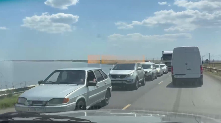 Окупантам довелося скасувати паспортний контроль між Кримом та Херсонщиною, аби не допускати заторів