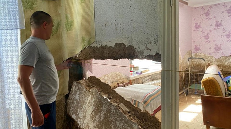 Закарпатські будівельники відновлюють зруйноване житло мешканців Херсонщини. Що вже зроблено