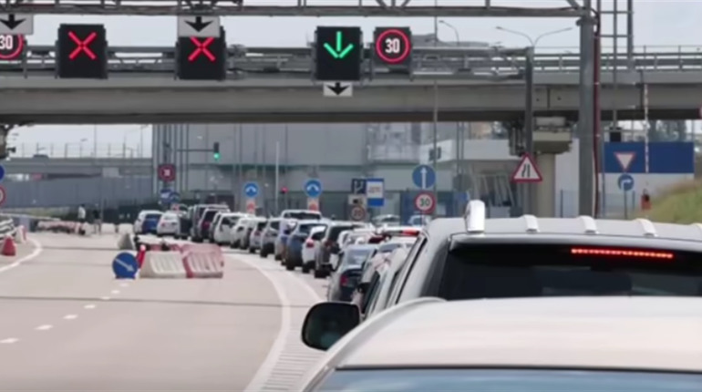 РФ зганяє студентів з ТОТ, щоб вони допомогли автомобілістам у заторі на трасі до Криму