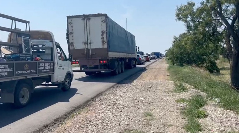 Стала відома справжня причина, чому окупанти направляють автівки до Криму через Мелітополь