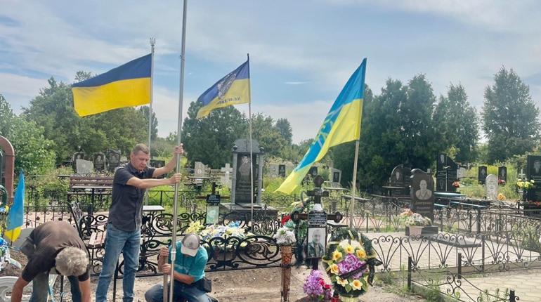 На могилах загиблих Захисників та Захисниць в Покровській громаді встановлюють металеві флагштоки