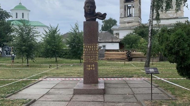 Памʼятник льотчиці Любі Губіній перенесли та вже встановили...