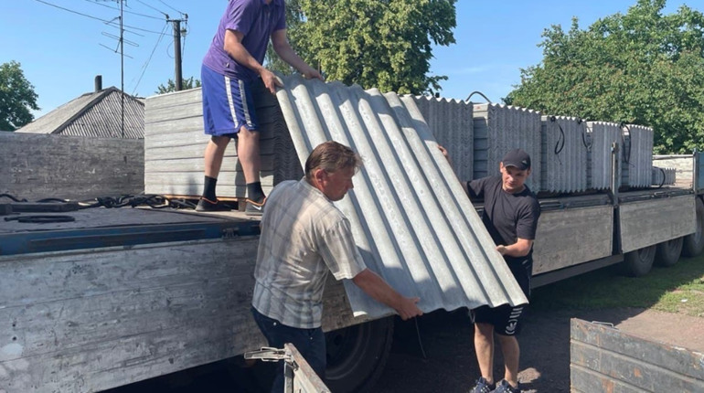 Мешканцям Торецької громади видають будівельні матеріали для ремонту пошкоджених будинків