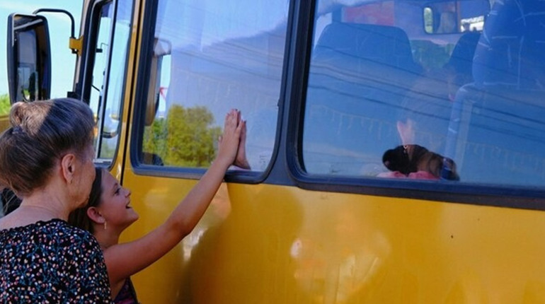 Окупанти продовжують вивозити дітей з Луганщини у Росію. Скільки "оздоровлять" цього разу