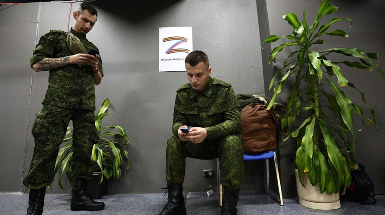 На Луганщині окупанти роздають повістки місцевим колаборантам. Їхні посади займають росіяни