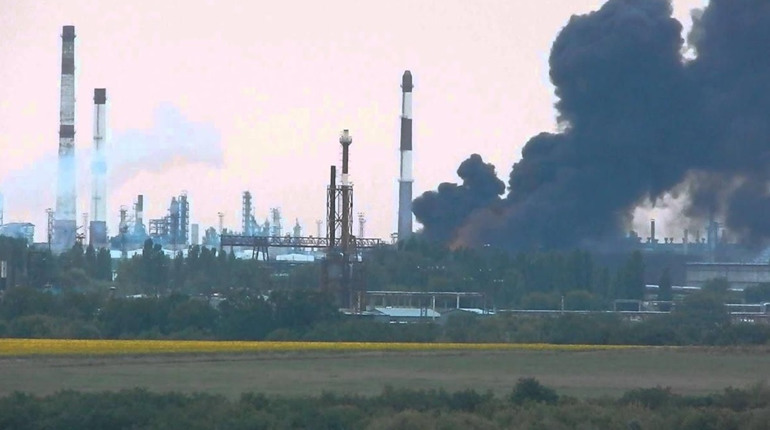 Палає у росіян добре: ЗСУ завдали ударів по окупантах у Лисичанську та в районі НПЗ